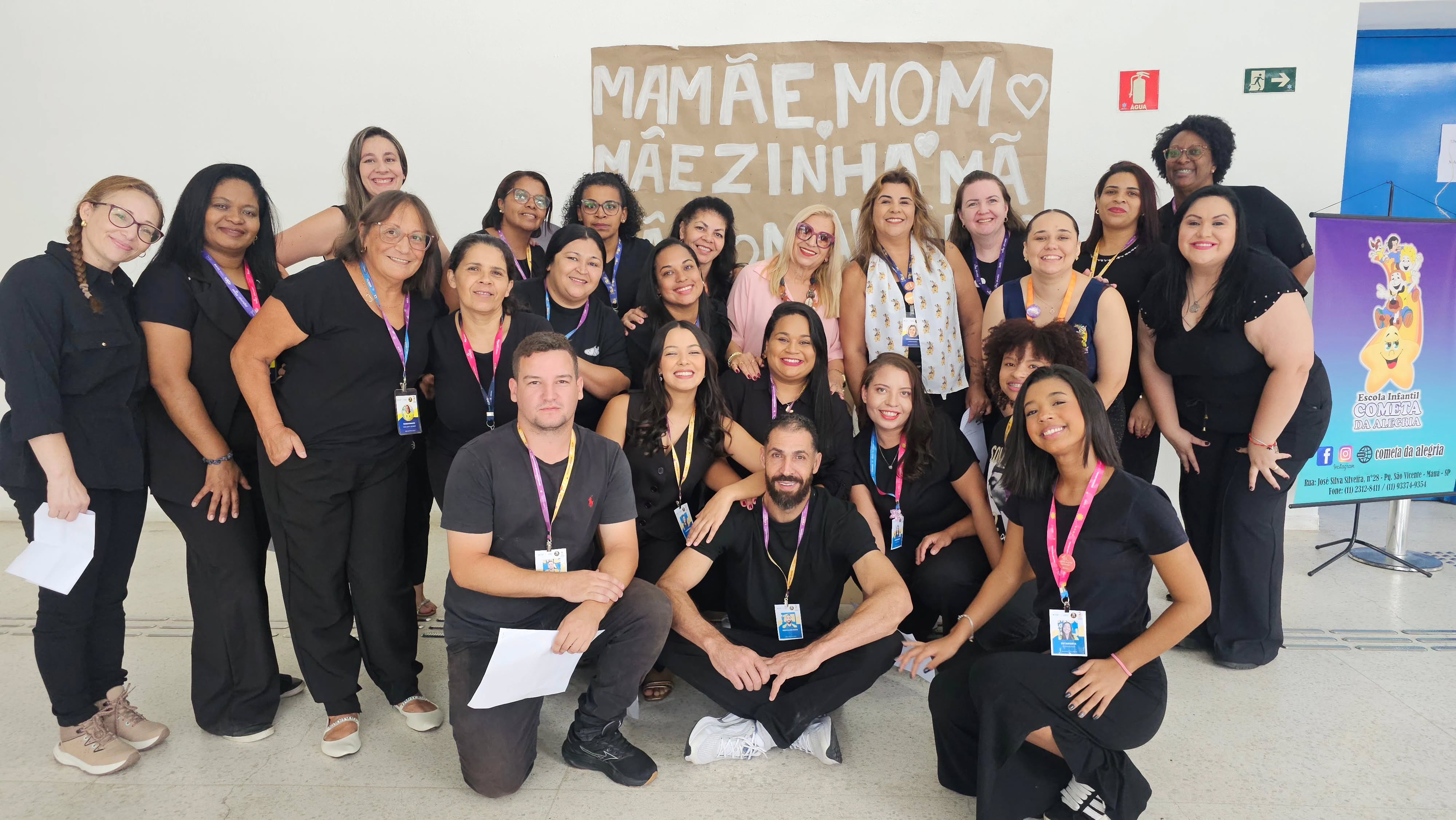 Equipe da Escola Infantil Cometa da Alegria reunida